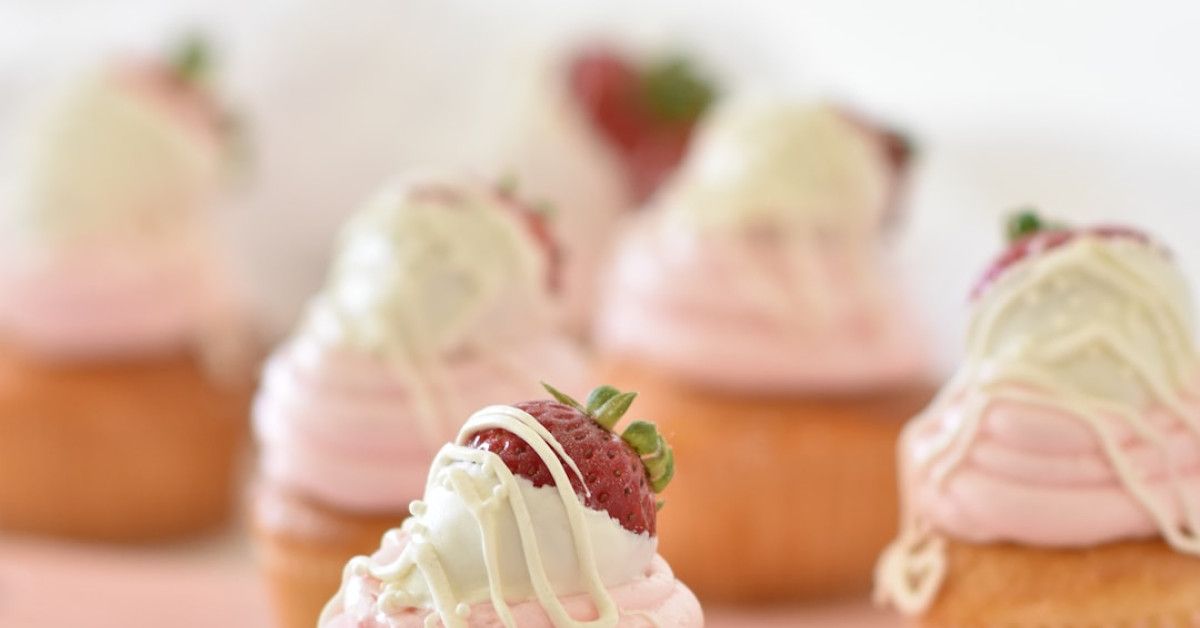 Image: 35 cake recipes to pair with birthday cards.