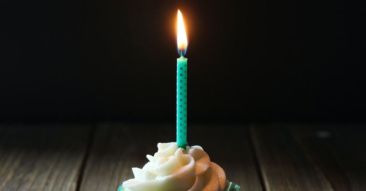 Customize 100th birthday cards for unforgettable milestone celebrations.